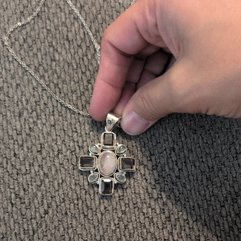 Elegant Silver and Black Gemstone Pendant Necklace - Picture 3 of 3